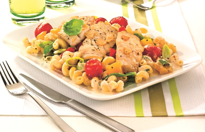 Salată de macaroane cu carne de curcan