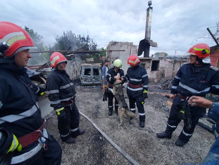 Urmările unui incendiu care a izbucnit în comuna Şirna, judeţul Prahova FOTO ISU Prahova