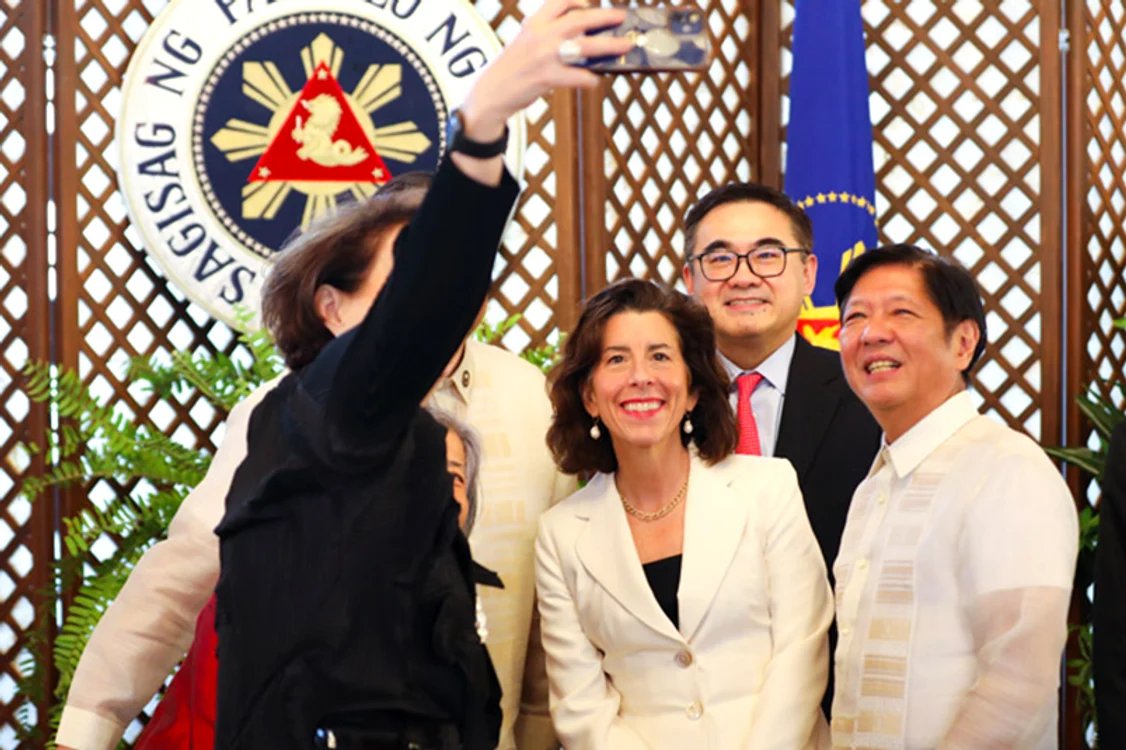 Secretarul american pentru comerț alături de președintele filipinez Foto asiafinancial.com