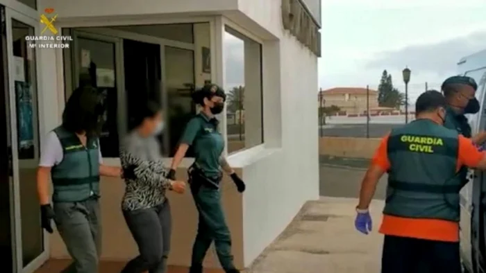 Polițiștii spanioli spun că suspectele românce îmbrățișau victimele și le furau tot ce puteauFoto: captură antena3.ro