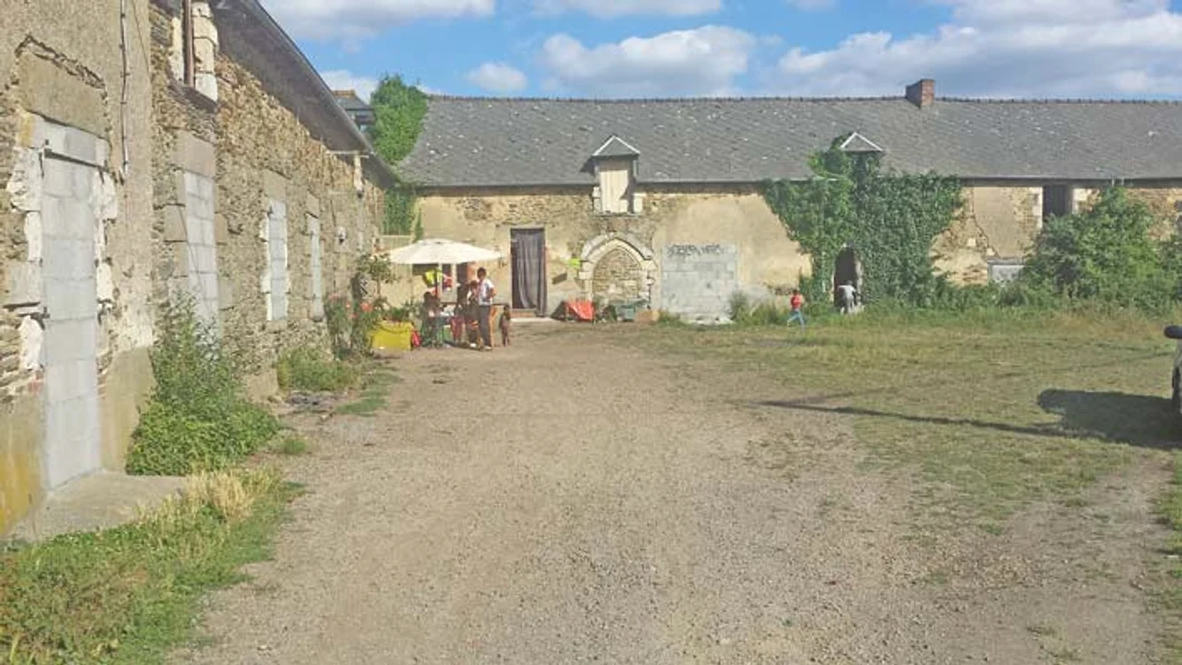 Două familii trăiesc într-un grajd dezafectat