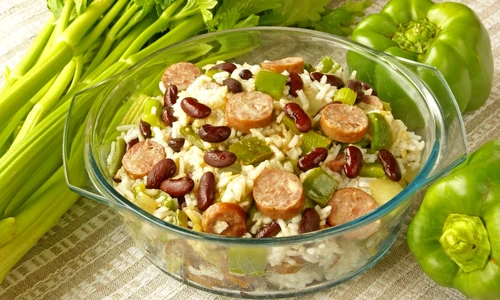 salata americana cu fasole si carnati jpeg