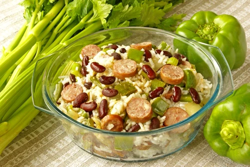 salata americana cu fasole si carnati jpeg