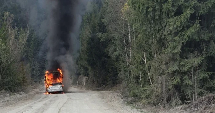 incendiu autobuz apuseni