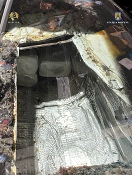 14 kilograme de droguri introduse in Romania de 3 cetateni Foto DIICOT