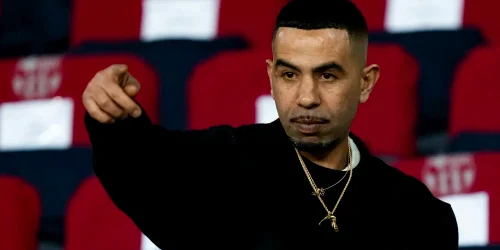 https www prosport ro wp content uploads 2025 11 Tatal pustiului care castiga 45 000 de euro pe zi strange cutii de carton de pe strada „Le vand la 8 eurocenti kilogramul e1762248537150 jpg webp