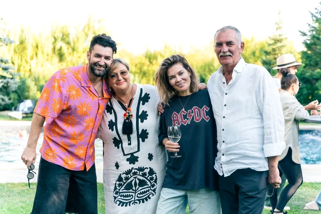 Gina și Smiley alături de părinții artistului / foto: Instagram