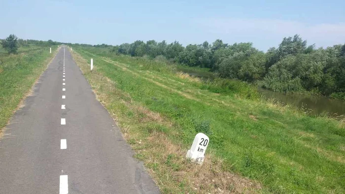 Pista de biciclete de pe digul Begăi FOTO Ştefan Both