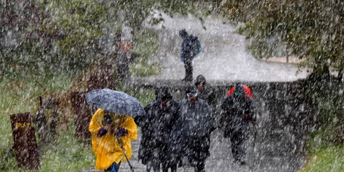 Pelerini au fost surprinşi de o ploaie torenţială în Palas de Rey Lugo Galicia nordul Spaniei FOTO EPA-EFE / Eliseo Trigo