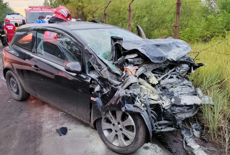 Accident între un microbuz și un autoturism la Valea Călugărească. A fost activat Planul roşu de intervenţie