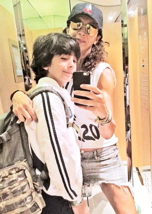 Şi  Mihaela Rădulescu  plăteşte  25.000 € pe an  pentru fiul ei, Ayan