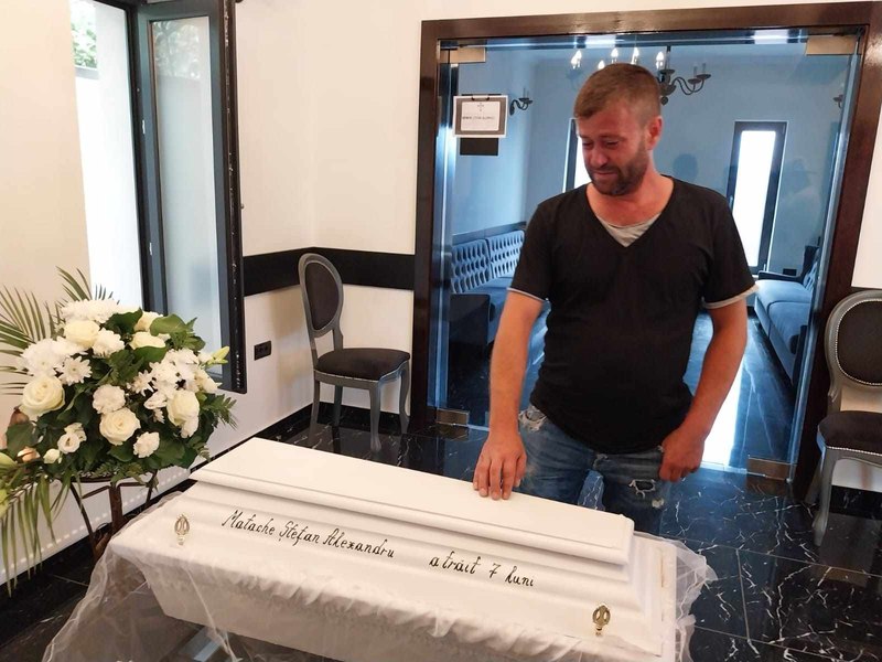 Deratizare cu final tragic la Arad: un copil de șapte luni a murit, iar alți trei sunt în spital FOTO