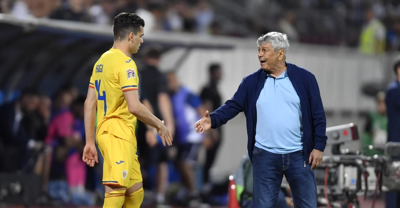 Mircea Lucescu, cu mâna întinsă la Ianis Hagi  FOTO EPA