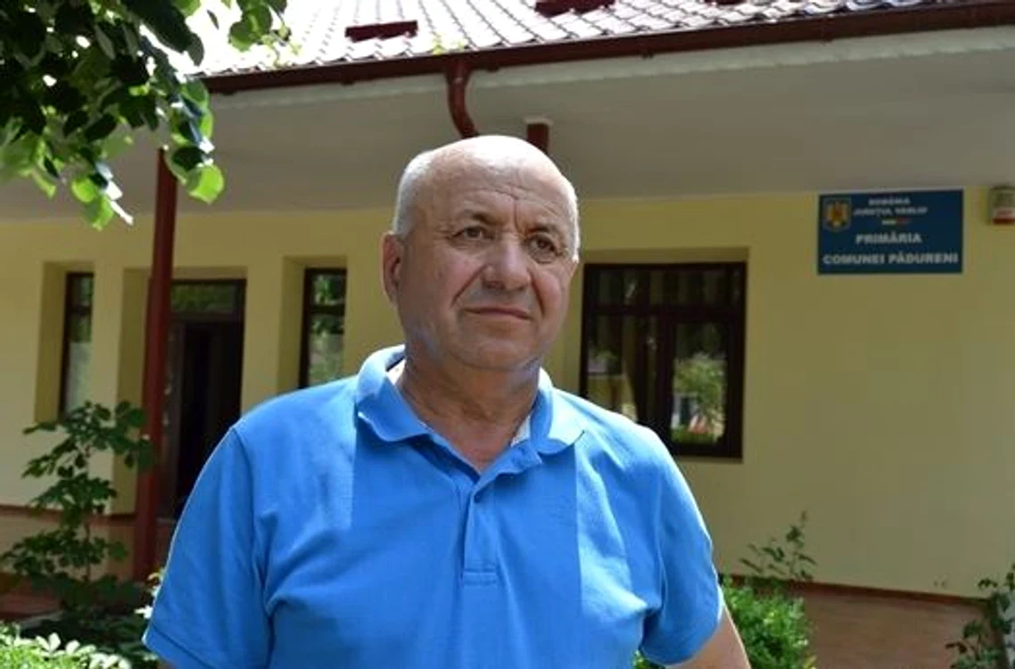 Temistocle Diaconu (64 de ani) e primarul comunei Pădureni din 1990 (foto: news.ro)