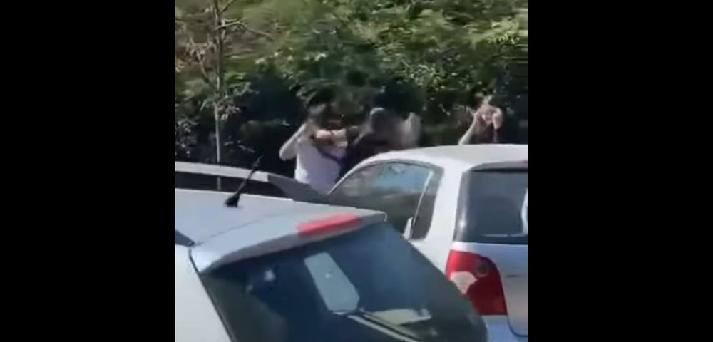Încăierare între două eleve din Botoșani. Și-au cărat pumni și s-au păruit în prima zi de școală VIDEO