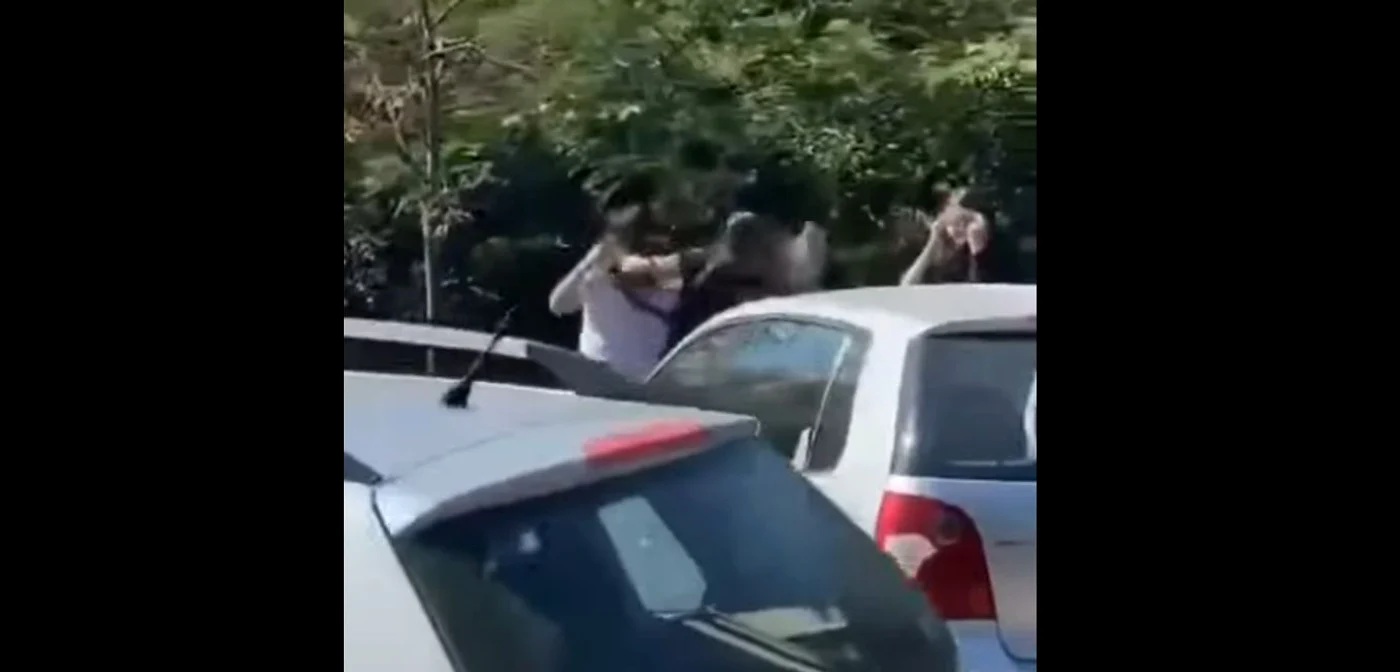 Cele două fete sunt eleve în clasa a XI-a. Foto: Captură video