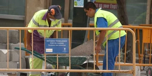 Muncitorii care lucrează la negru riscă să nu-şi încaseze salariile