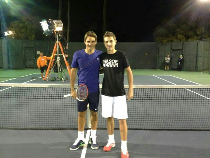 Bogdan Borza împreună cu Roger Federer pe terenul de tenis. Foto Facebook