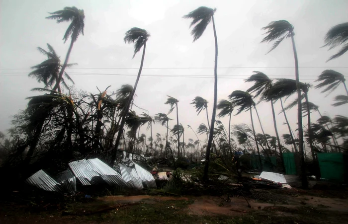 Fani a atins uscatul vineri dimineaţă în statul Odisha cu rafale de vânt de 180 de kilometri pe oră FOTO EPA