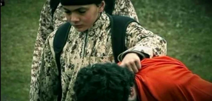 Unul dintre cei doi copii prezenta'i de revista „Dabiq“ a apărut într-un video împuşcând doi bărbaţi acuzaţi că sunt spioni ruşi
