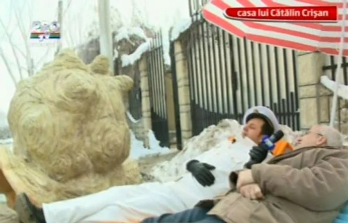 Măruţă a amenajat o plajă în faţa casei lui Cătălin Crişan (Foto: captură video ProTV)