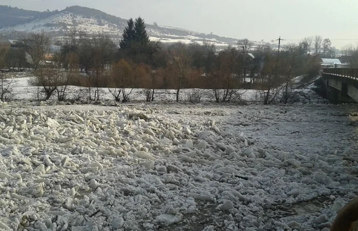 Zăpoare de gheaţă s-au format pe mai multe râuri din judeţ FOTO ISU