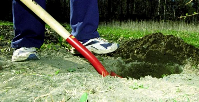 
    Bărbatul s-a îngropat cu ajutorul familiei şi prietenilor  