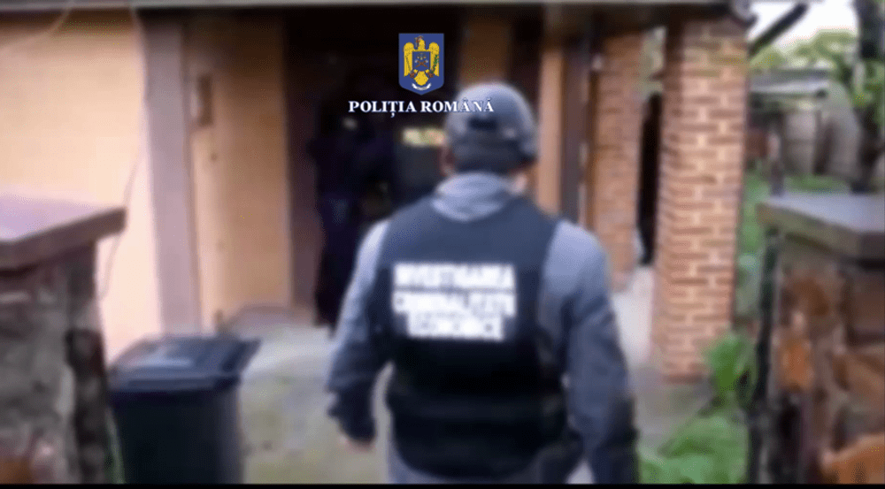 Piața produselor de fițe, invadată de parfumuri și genți contrafăcute. Sute de produse au fost confiscate VIDEO