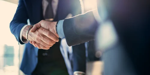 Parteneriat - barbati care strang mana - acord FOTO Shutterstock 