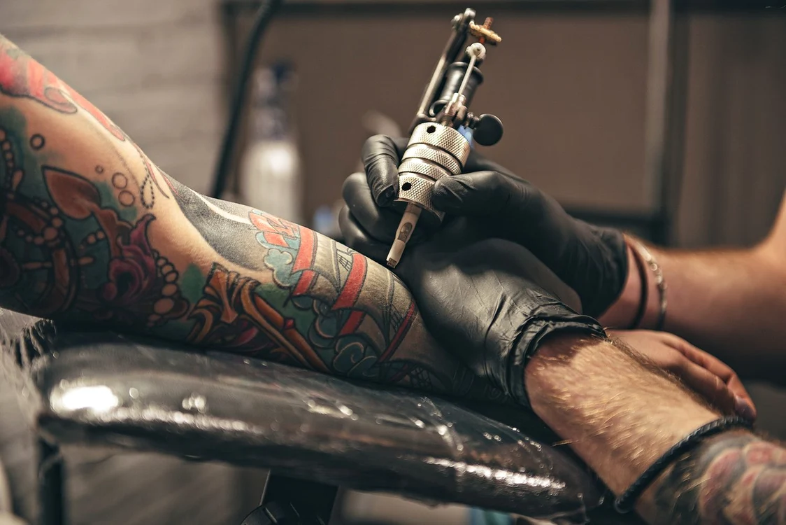 Individul își îndepărtase 70% din tatuaje. FOTO (ilustrativ) arhivă