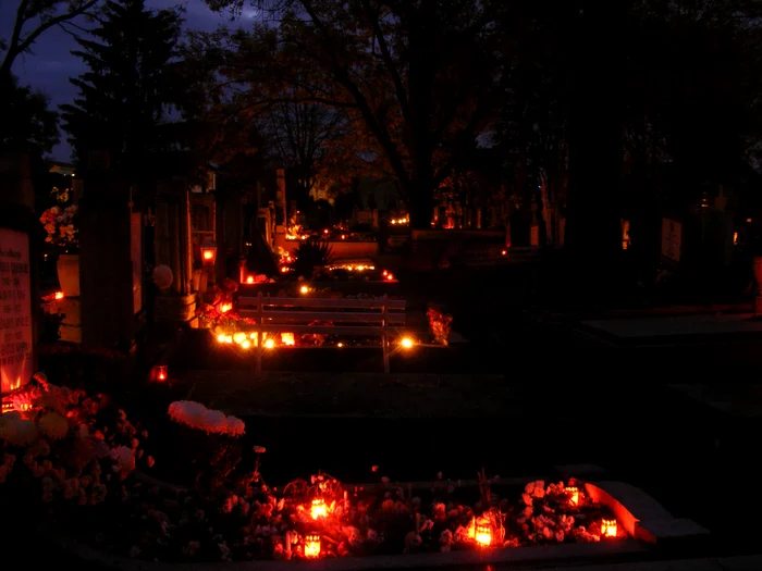 Cluj: Cimitirul Central a fost pentru o noapte un orăşel cu sistem propriu de iluminat