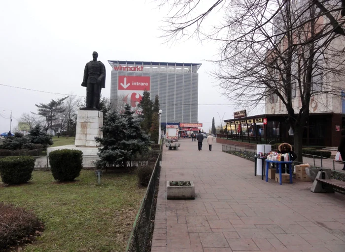 Acţiunile de Ziua Unirii din Slatina vor avea loc la statuia domnitorului  A.I. Cuza... (FOTO: Mugurel Manea)