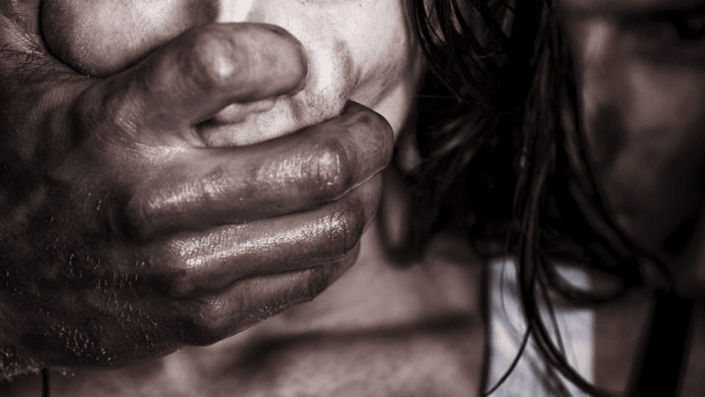 Bolnav de SIDA care și-a violat verișoara de 12 ani, două nopți la rând, trimis în judecată