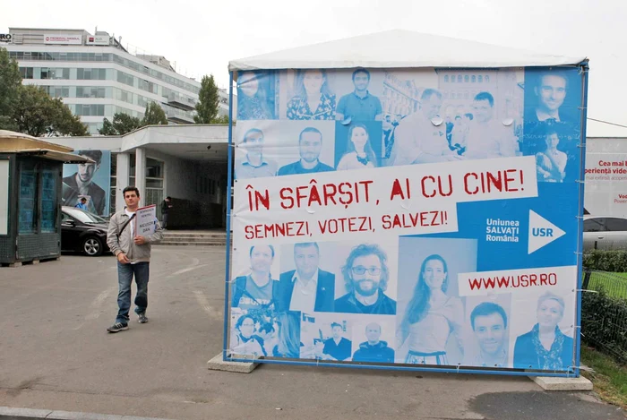 
    Aurel Vlaicu. Cortul partidului USR  e amplasat fix în faţa  staţiei de metrou   