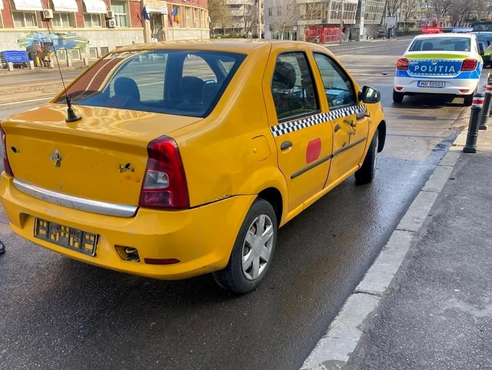 
    Mașinile-taxi fără autorizație au fost indisponibilizate de polițiștiFoto: Poliția Română  