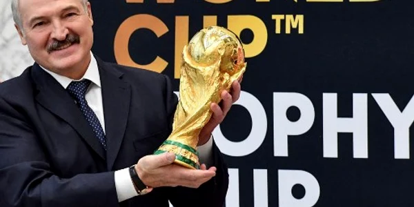 aleksandr Lukashenko tine trofeul cupei mondiale in maini la minsk in 2018 foto AFP jpg