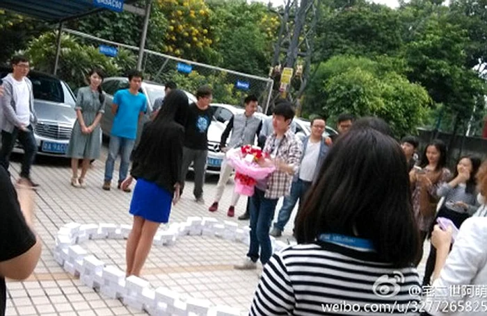 
    Tânărul a cerut-o de nevastă cu 99 de telefoanefoto: Daily Mail  