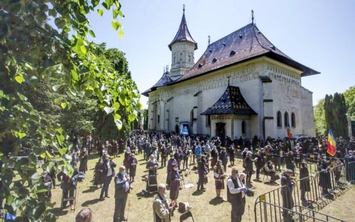 Mulţime de oameni la înmormântarea lui ÎPS Pimen FOTO Inquam Photos / Casian Mitu