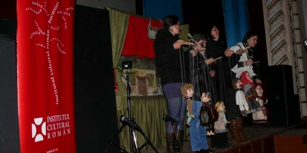Păpuşarii Teatrului Anton Pann prezentand spectacole romanilor din Ucraina