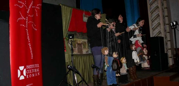 Păpuşarii Teatrului Anton Pann prezentand spectacole romanilor din Ucraina