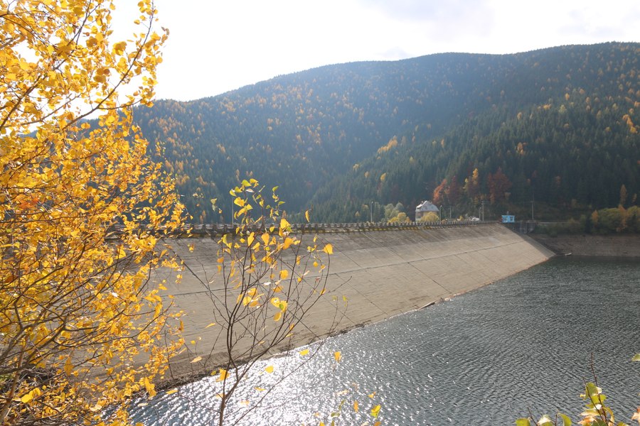 Barajul unicat în Europa, de văzut în România. Se află într-o zonă montană superbă din țara noastră FOTO