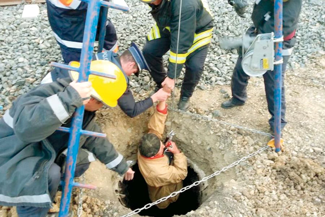 
    Salvatorii au montat  un trepied cu scripete  pe marginea gropii (FOOGRAFII: www.arq.ro)  