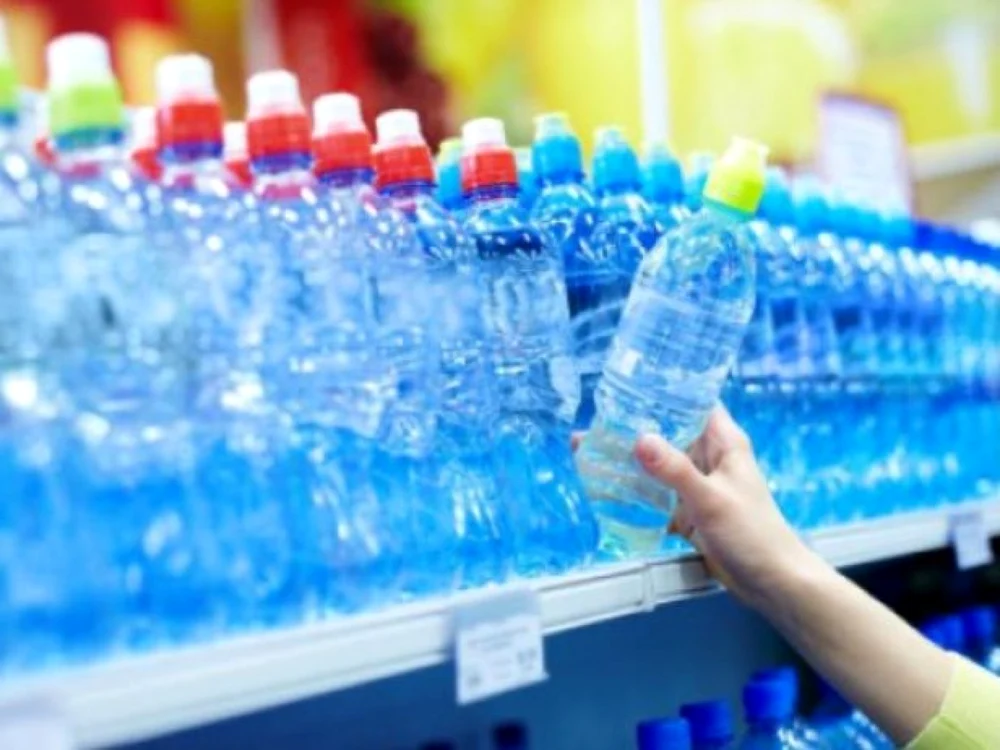 Inspectorii OPC au verificat etichetele de pe apa vândută într-un supermarket. Foto Pixabay