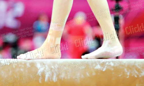 Larisa Iordache a strâns  din dinţi şi şi a făcut  impecabil integralul la bârnă (fotografii: Marian Burlacu) jpeg