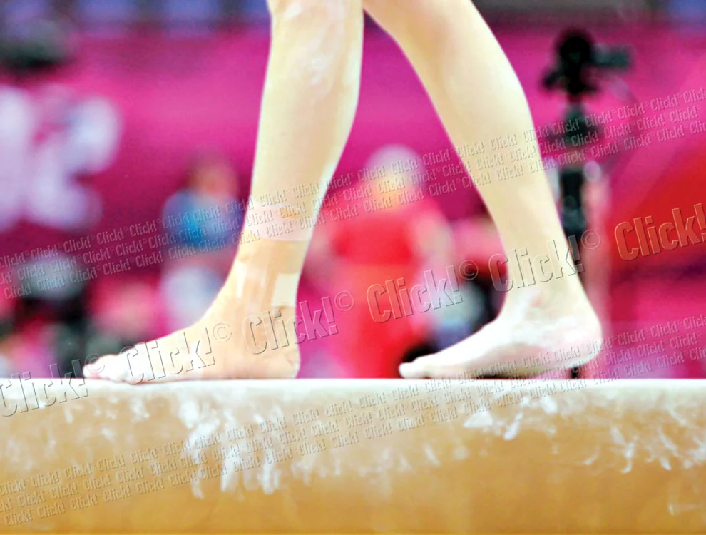 Larisa Iordache a strâns  din dinţi şi şi-a făcut  impecabil integralul la bârnă (fotografii: Marian Burlacu)