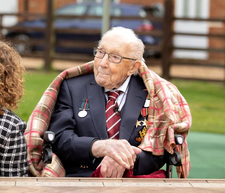 
    Sir Tom Moore a murit de coronavirus  