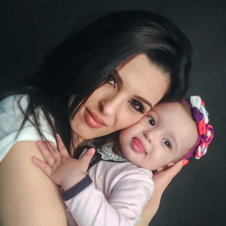 
    Diana Bişinicu nu se poate dezlipi nicio zi de fetiţa ei, Riana  