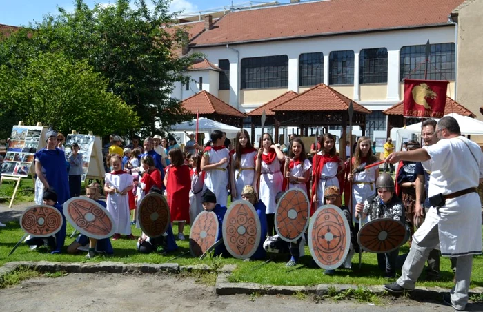 Arheologul Horea Pop a prezentat copiilor câteva tehnici de luptă FOTO Andreea Vilcovschi