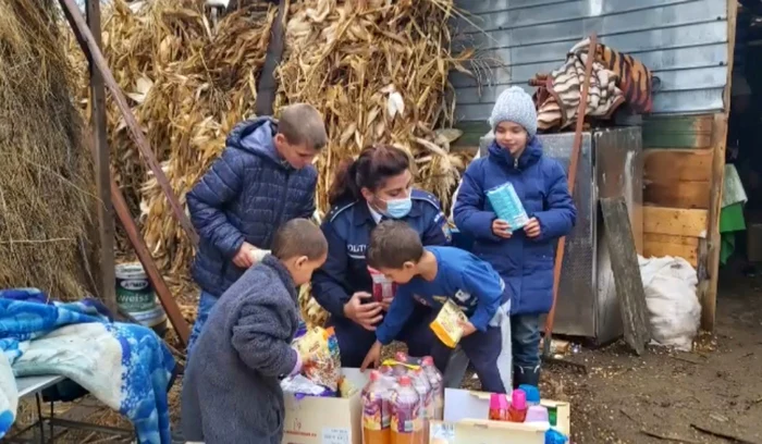 Poliţiştii au mers cu daruri la copii