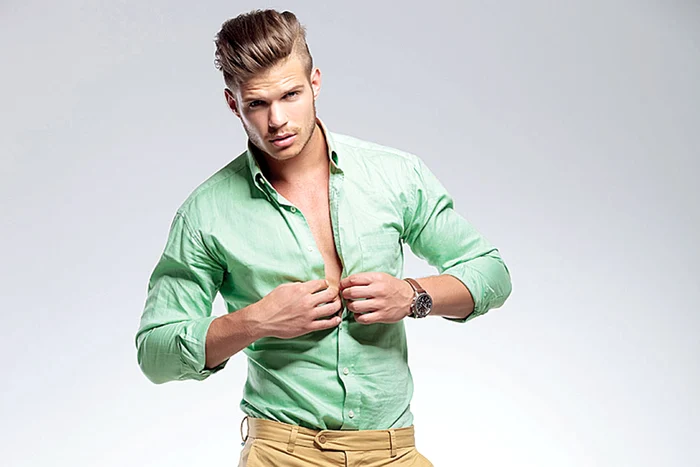 
    Mai întâi băgaţi cămaşa în pantaloni şi apoi încheiaţi nasturii  